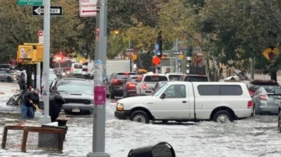 Tormenta histórica deja dos muertos en Nueva York; quedaron atrapados en sótanos inundados