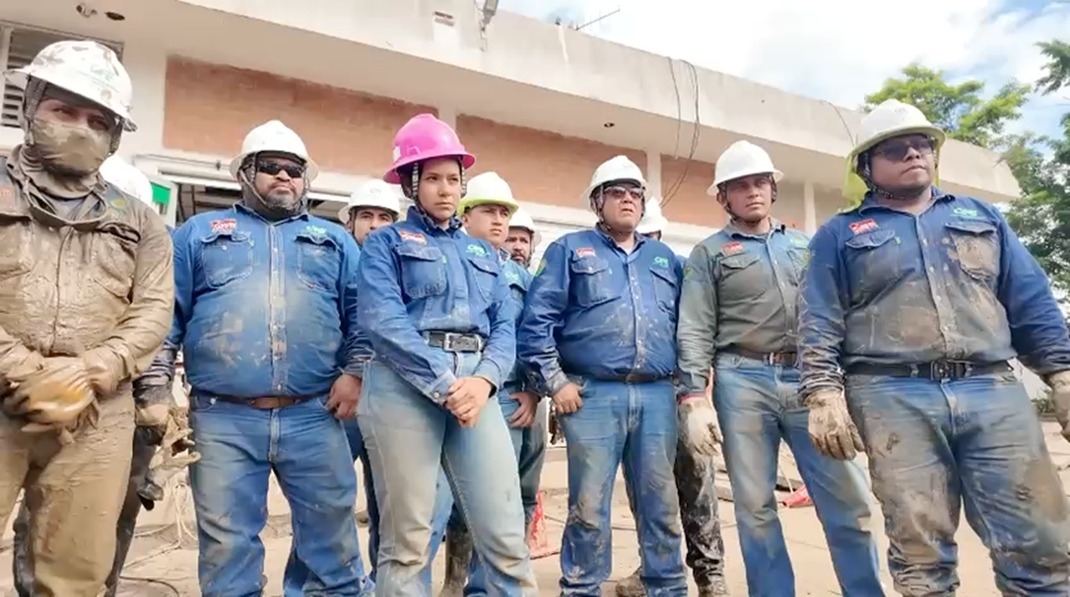 Trabajos de CFE para restablecer servicio