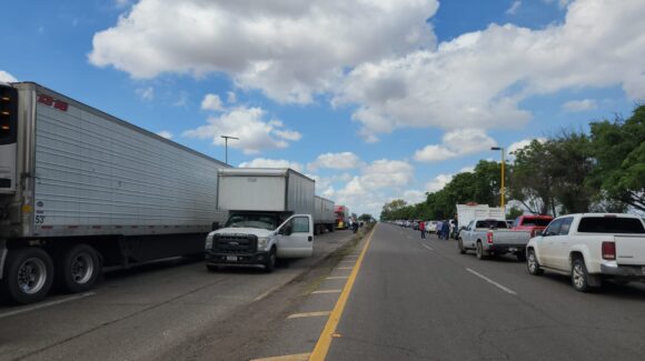 “Sí, es molestia, pero también entendemos a los agricultores”: traileros varados en el bloqueo de la México 15