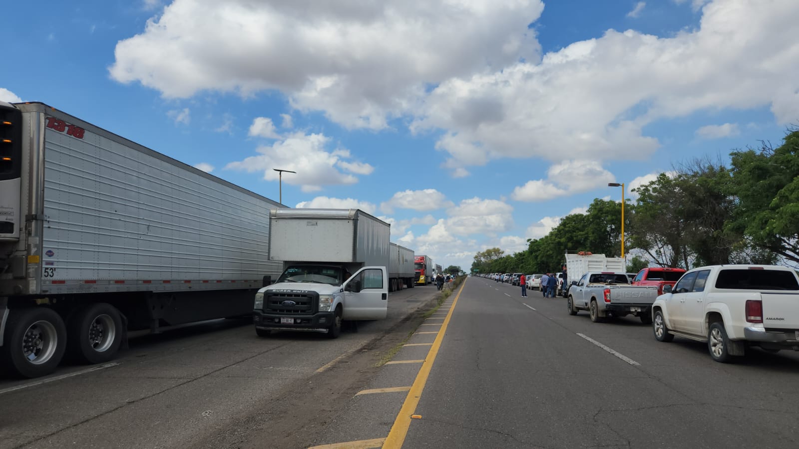 Traileros varados en la México 15 por bloqueo de productores