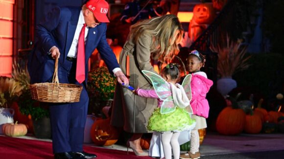 Halloween en la Casa Blanca: Trump y Melania reparten dulces a decenas de niños disfrazados