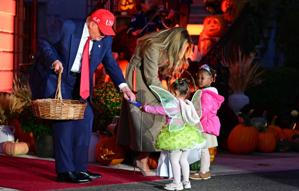 Trump y Melania reparten dulces a decenas de niños disfrazados