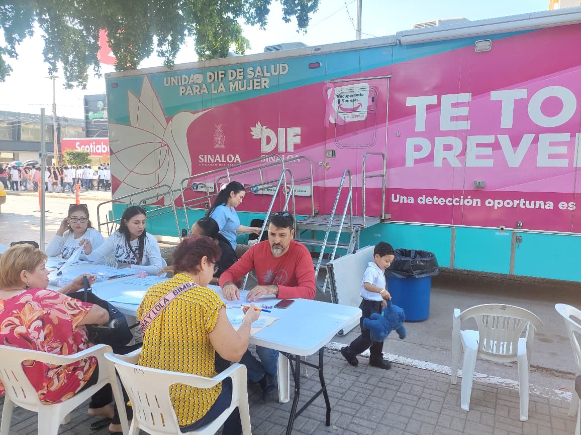 Unidad DIF de Salud para la Mujer instalado en la plazuela municipal Pedro Infante