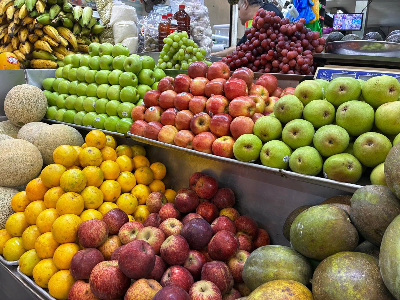 Venta del frutas y verduras en mercado local