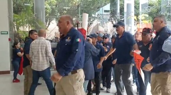 Guerreros Azules generan zafarrancho en el Congreso y golpean a guardias de seguridad
