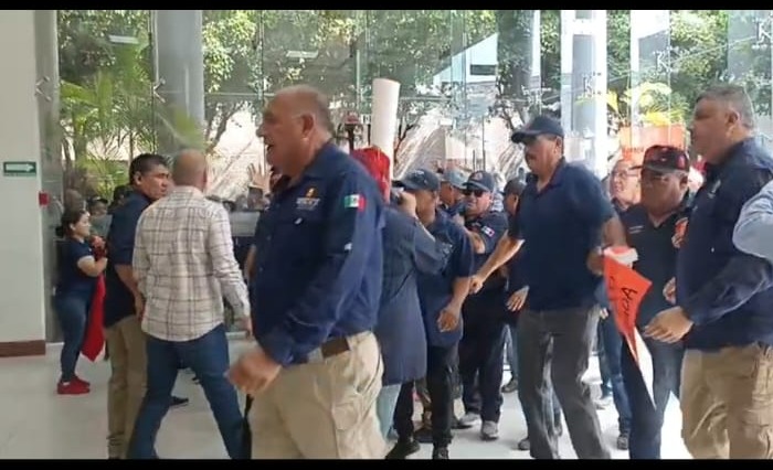 Zafarrancho por Guerreros Azules en el Congreso