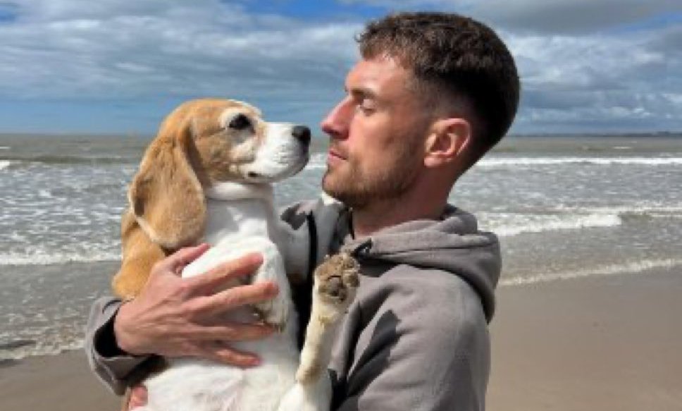 aaron ramsey deja a pumas perrita
