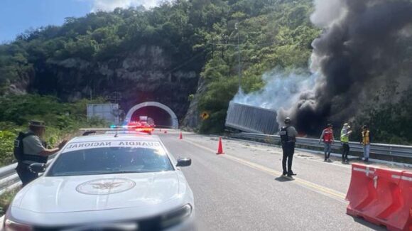 Tráiler se incendia tras volcar en el km 166 de la autopista Durango – Mazatlán