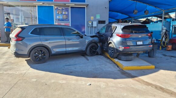 Trabajadores de un autolavado casi son arrollados por un vehículo que sufrió un accidente en la colonia Tepeca de Los Mochis, Sinaloa
