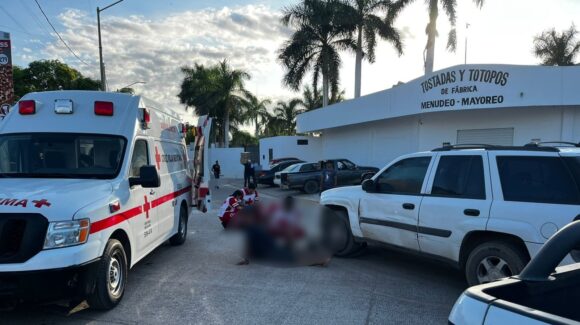 Padre e hija resultan lesionados tras choque entre motocicleta y camioneta en Guasave, Sinaloa
