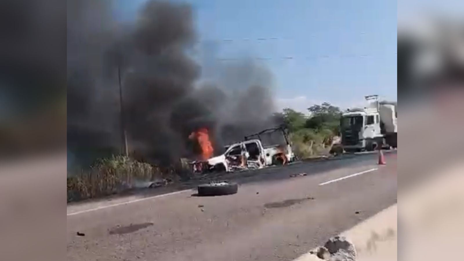 accidente de trailer y camionetas de la guardia nacional