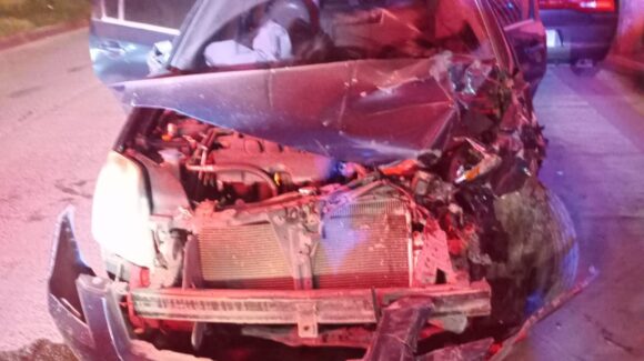 Dos personas lesionadas deja aparatoso accidente en fraccionamiento Diamante de la ciudad de Los Mochis, Sinaloa