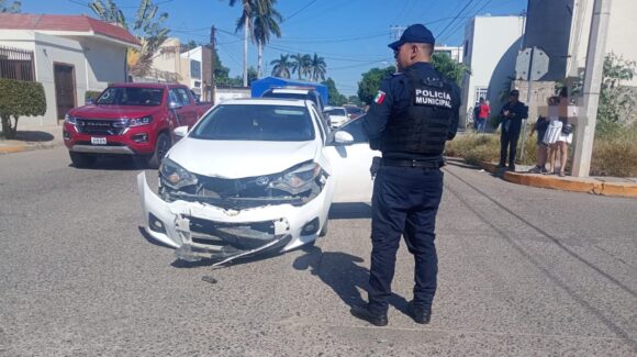 Cuatro vehículos involucrados en aparatoso choque en el Centro de Guasave, Sinaloa