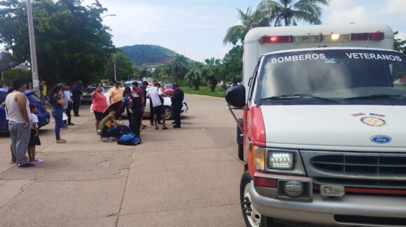 Choque entre moto y auto deja un herido en el fraccionamiento Santa Teresa en Mazatlán, Sinaloa