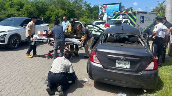 Violento choque en avenida La Marina un auto se impacta contra poste y deja un herido grave en Mazatlán, Sinaloa