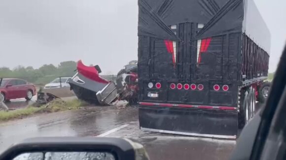 Accidente entre un tráiler y una camioneta provoca el cierre de la México 15 en Juan José Ríos, Sinaloa