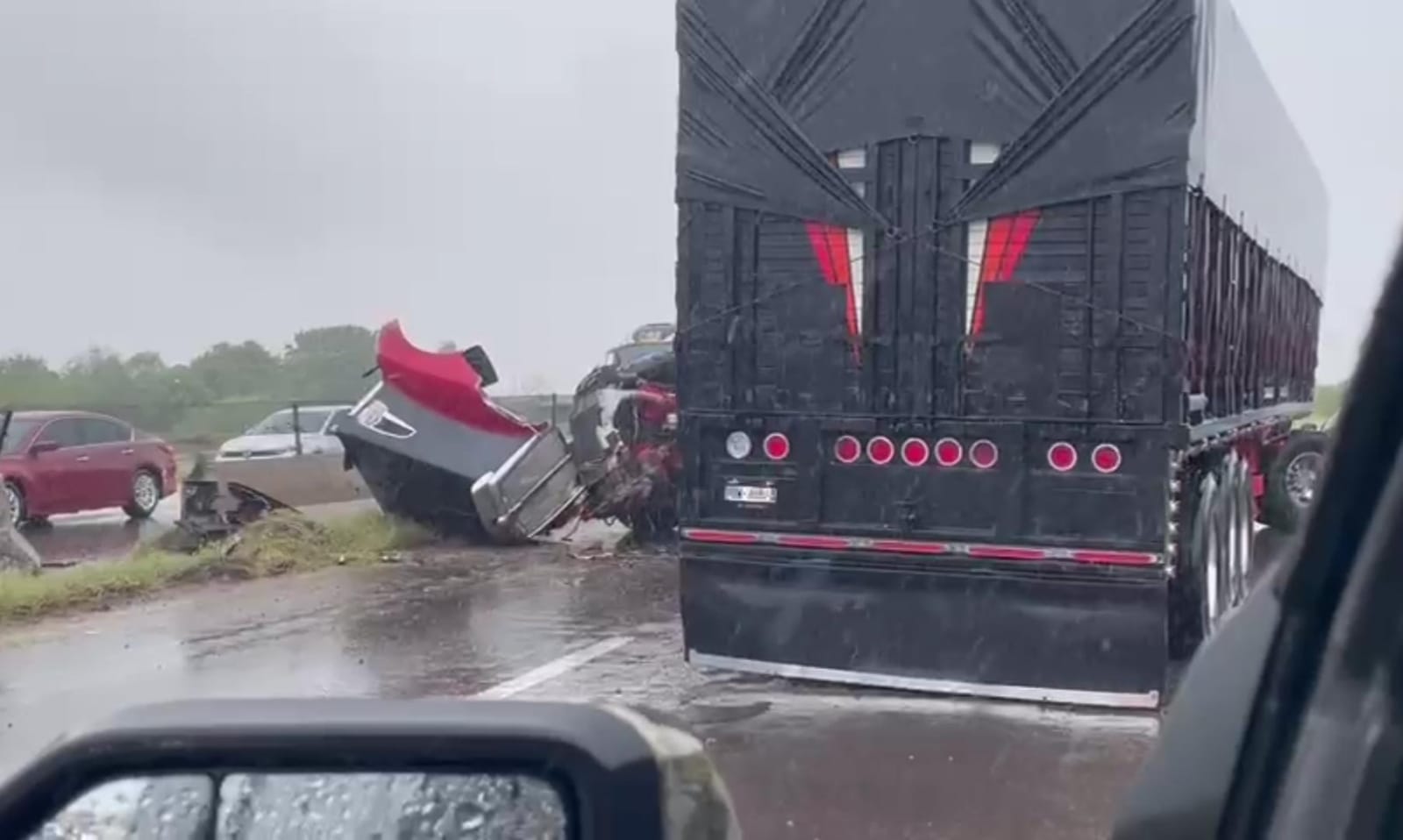 Accidente entre tráiler y auto en Juan José Ríos, Sinaloa