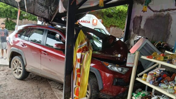 Choque en la colonia Ángel Flores, en Guasave, Sinaloa deja un lesionado y daños en una vivienda