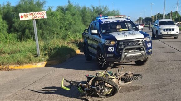 Choque entre camioneta y motocicleta deja solo daños materiales en la colonia San Fernando, en Guasave, Sinaloa