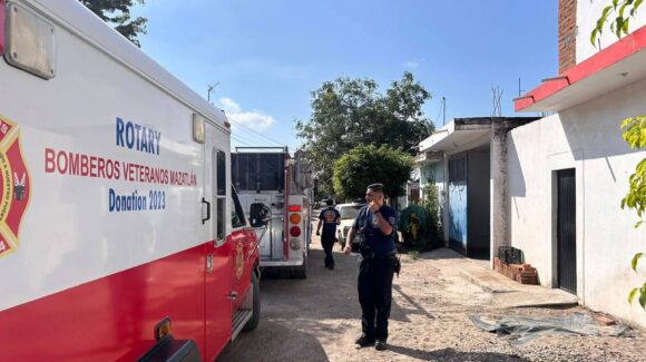 Un hombre cae de un primer piso en su domicilio en Villa Unión, Sinaloa, y sufre graves lesiones