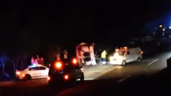 Volcadura de tráiler de la empresa Castores provoca cierre parcial en la Mazatlán – Culiacán