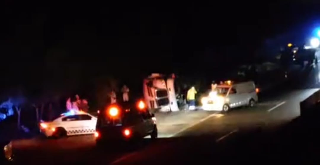 Tractocamión vuelca tras accidente vial en la Mazatlán - Culiacán