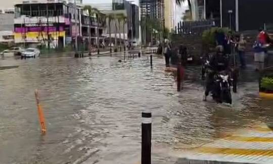 Inundaciones en la Zona Dorada de Mazatlán, Sinaloa, obligan al cierre de tramos viales este miércoles 01 de octubre