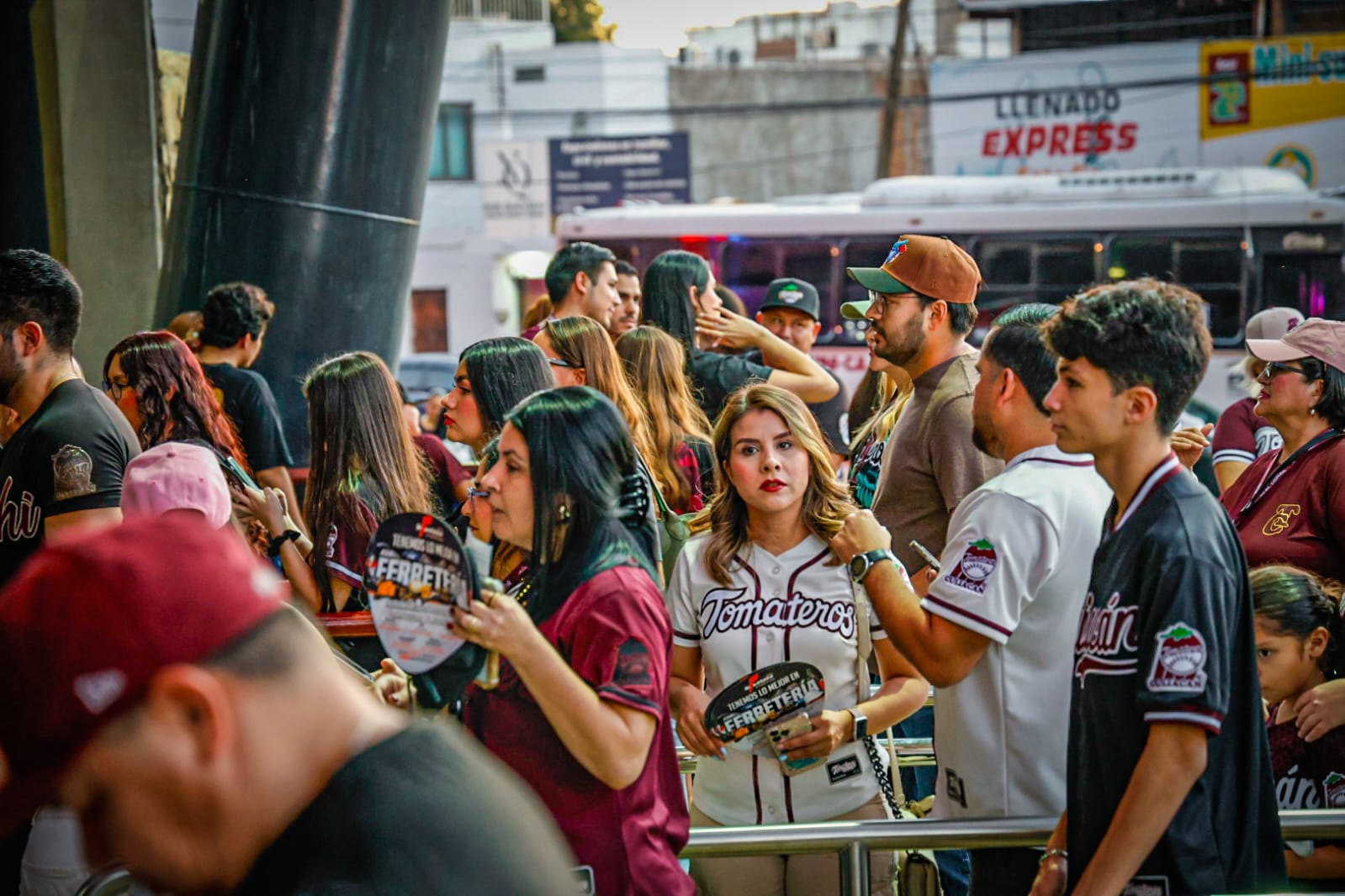 Aficionados llegan al estadio de Tomateros de Culiacán