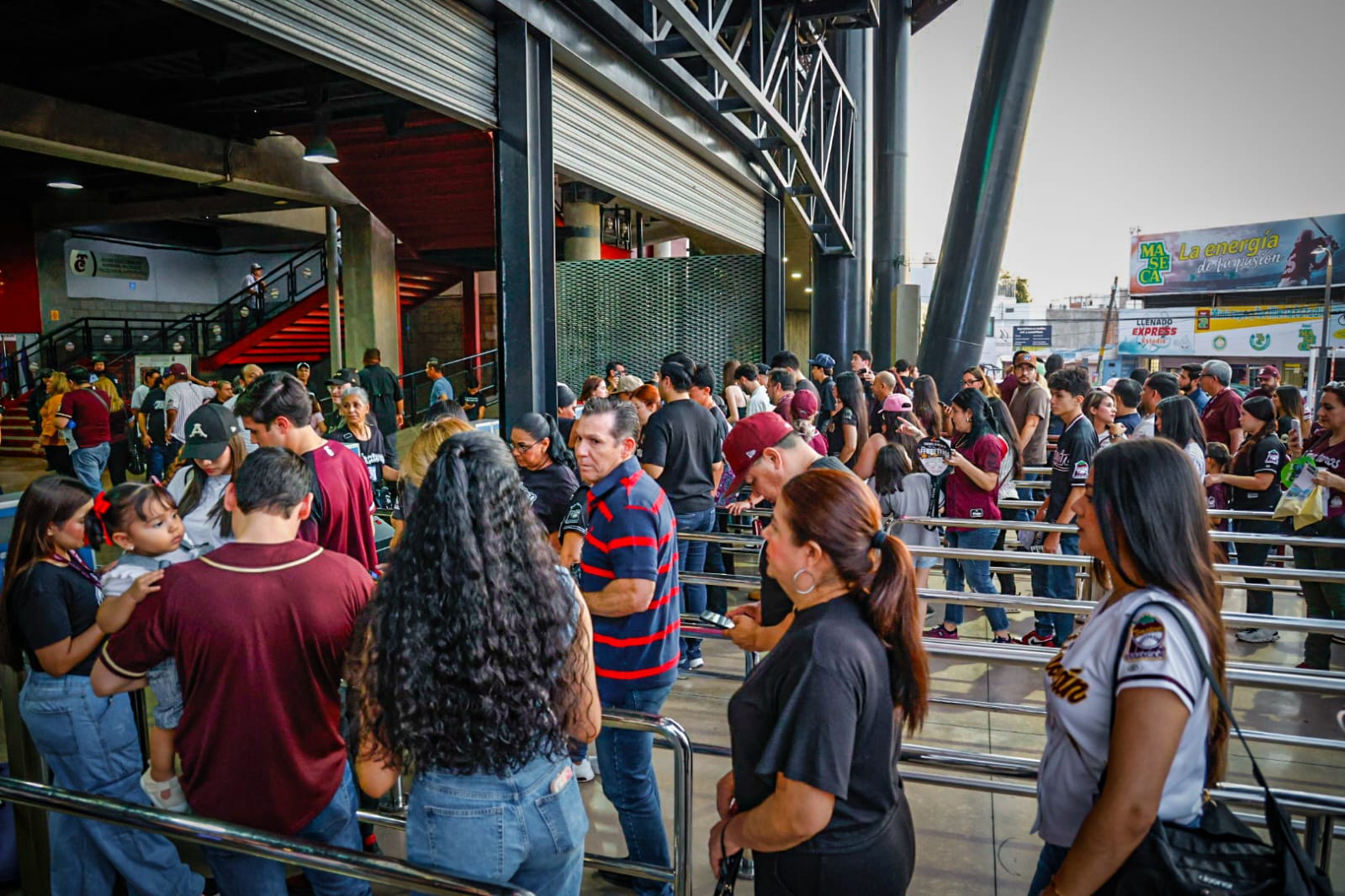 Aficionados llegan al estadio de Tomateros de Culiacán