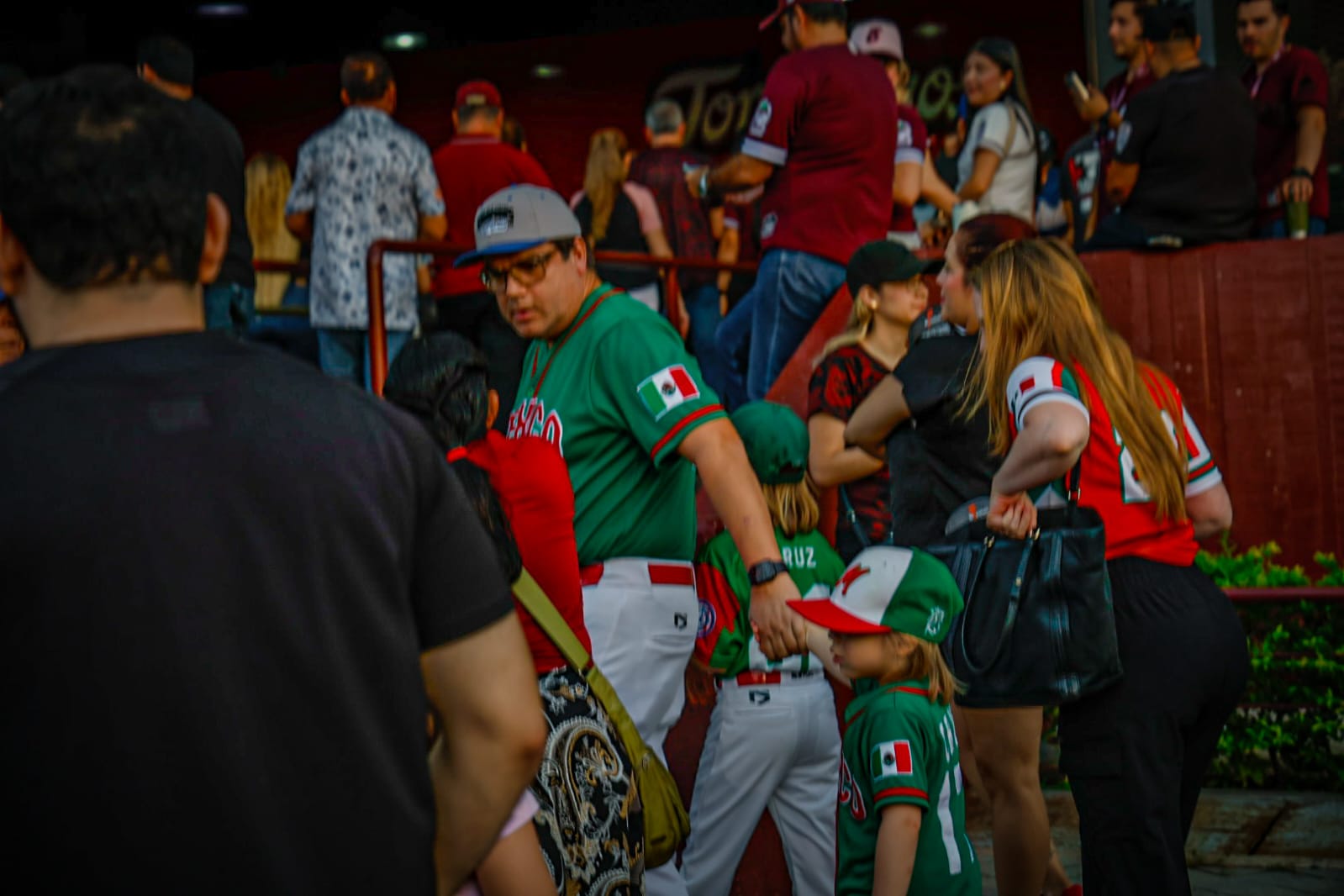 Aficionados llegan al estadio de Tomateros de Culiacán