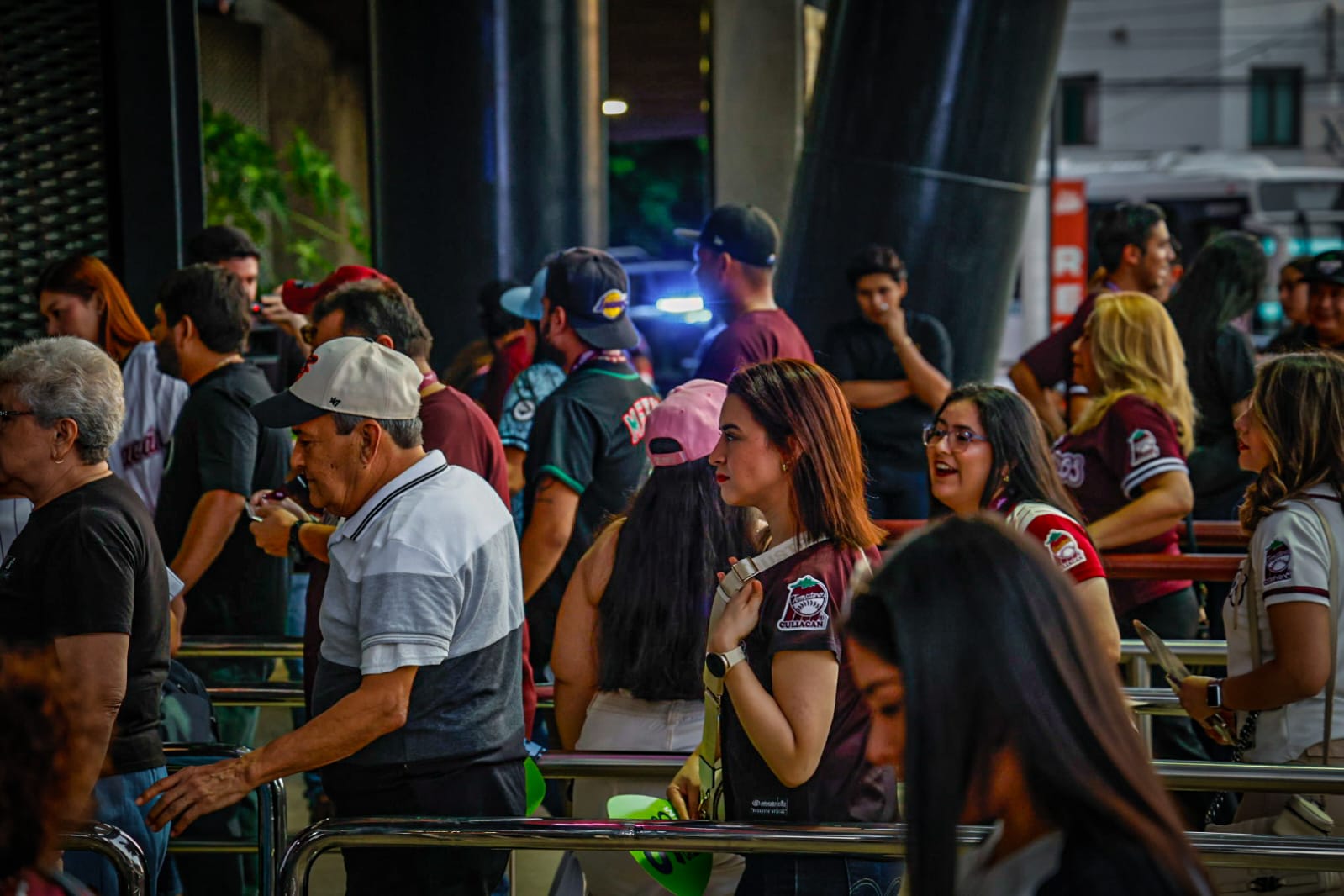 Aficionados llegan al estadio de Tomateros de Culiacán