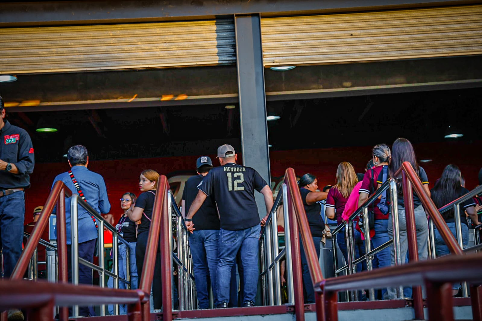 Aficionados llegan al estadio de Tomateros de Culiacán