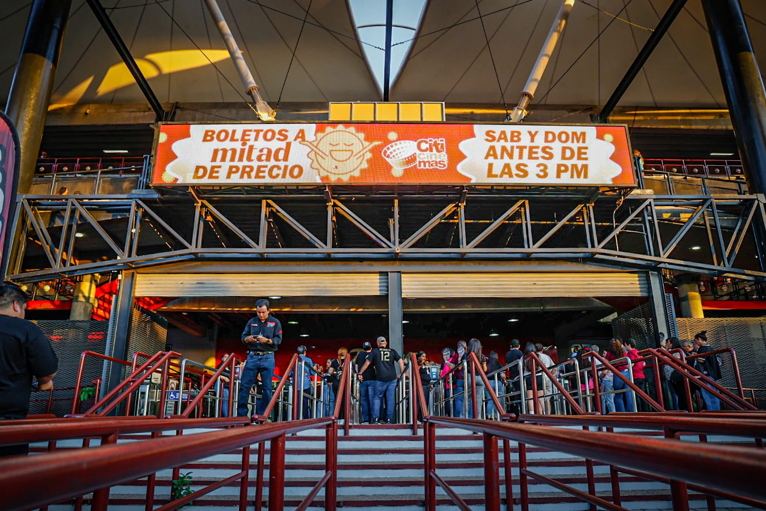 Aficionados llegan al estadio de Tomateros de Culiacán