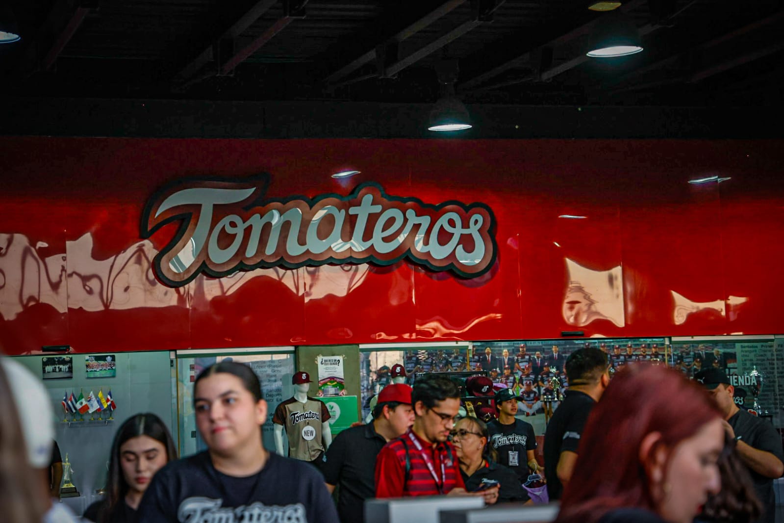 Aficionados llegan al estadio de Tomateros de Culiacán
