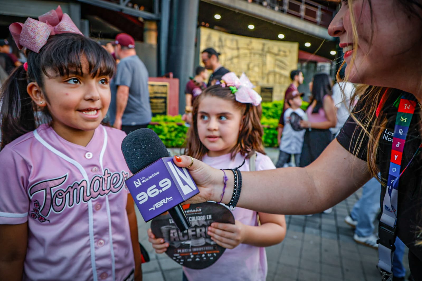 Aficionados llegan al estadio de Tomateros de Culiacán