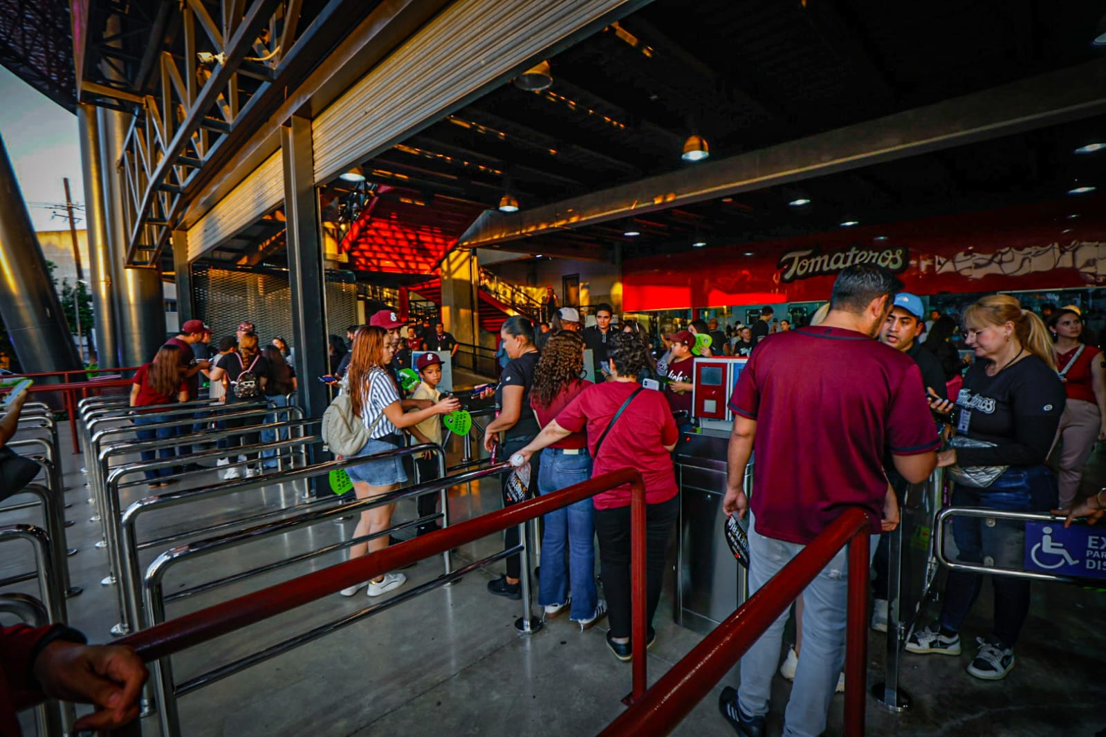 Aficionados llegan al estadio de Tomateros de Culiacán