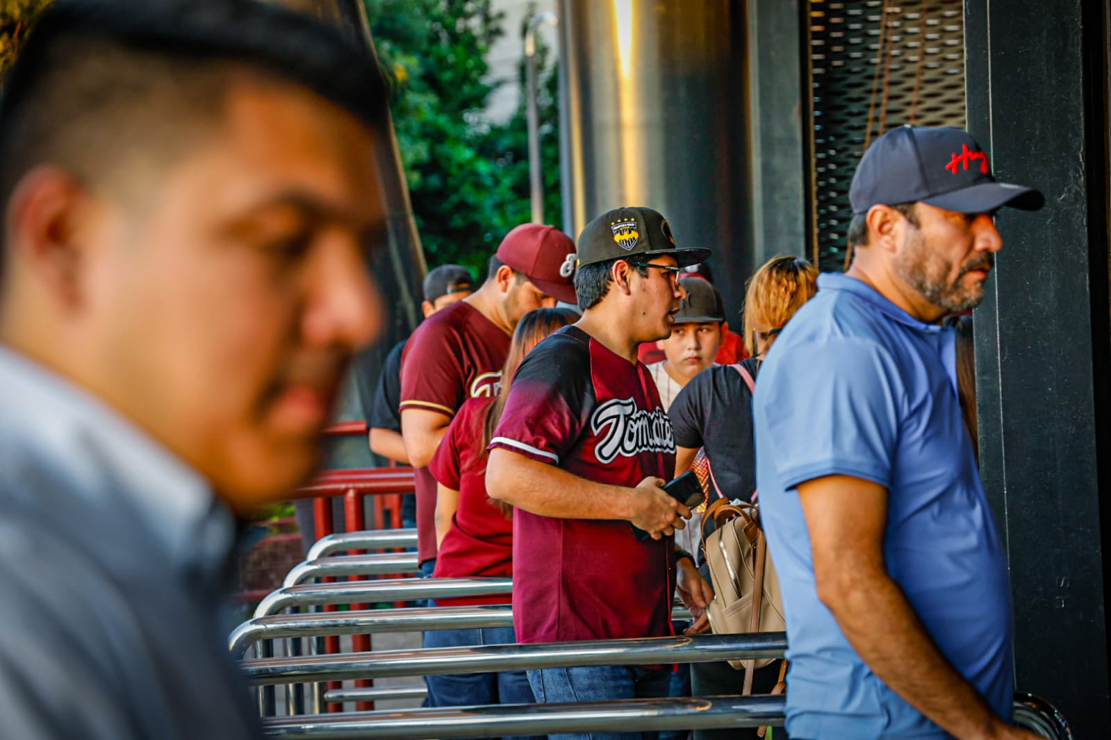 Aficionados llegan al estadio de Tomateros de Culiacán