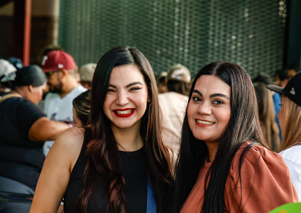 Aficionados llegan al estadio de Tomateros de Culiacán