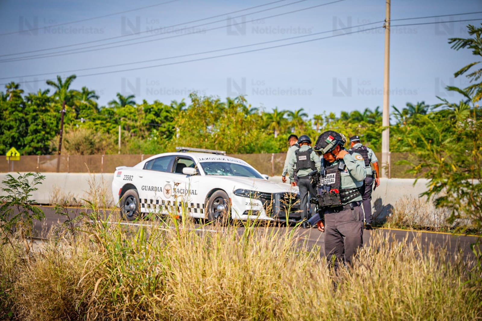 Elementos de la Guardia Nacional cuidan escena donde patrulla fue baleada