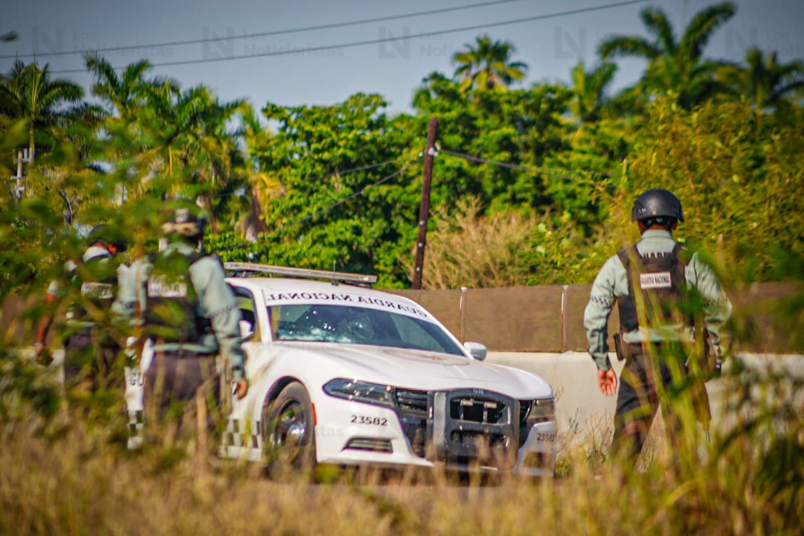 Elementos de la Guardia Nacional cuidan escena donde patrulla fue baleada