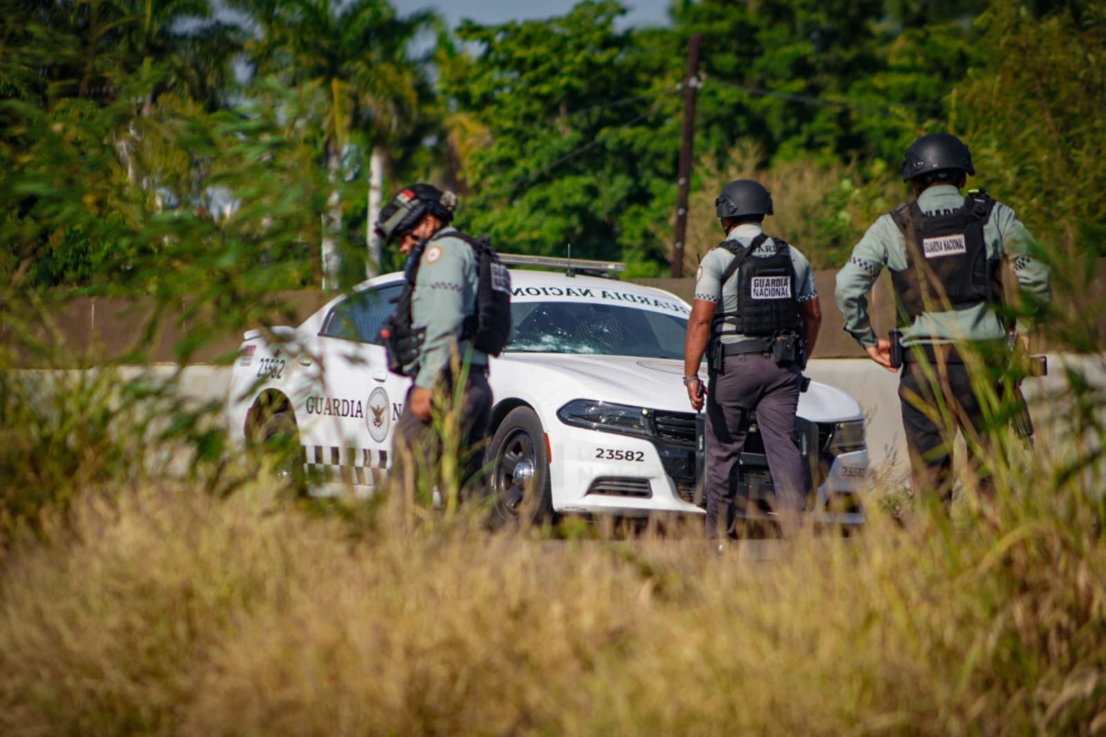 Elementos de la Guardia Nacional cuidan escena donde patrulla fue baleada