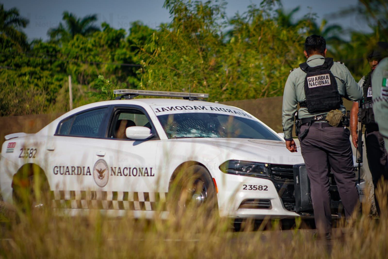 Elementos de la Guardia Nacional cuidan escena donde patrulla fue baleada