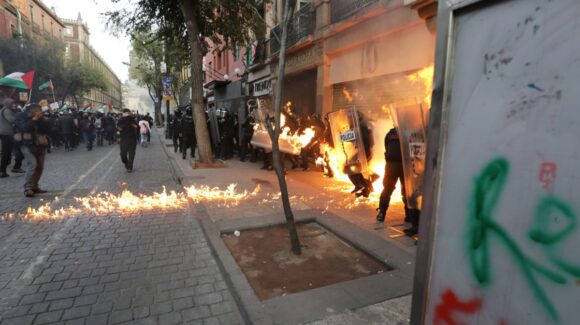 Reacciona Sheinbaum a las agresiones del bloque negro contra policías, durante la marcha del 2 de octubre