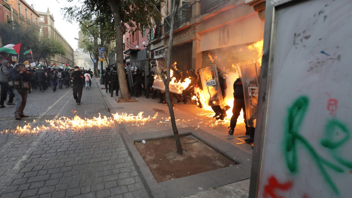 Agresiones a policías con bombas molotov en la marcha del 2 de octubre