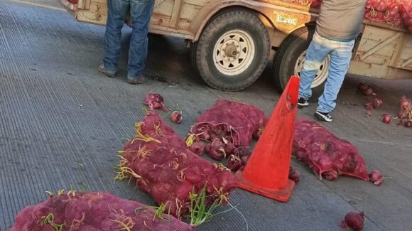 Fotos: ¡Tiran cebollas en la carretera! Agricultores de Zacatecas bloquean casetas en Fresnillo