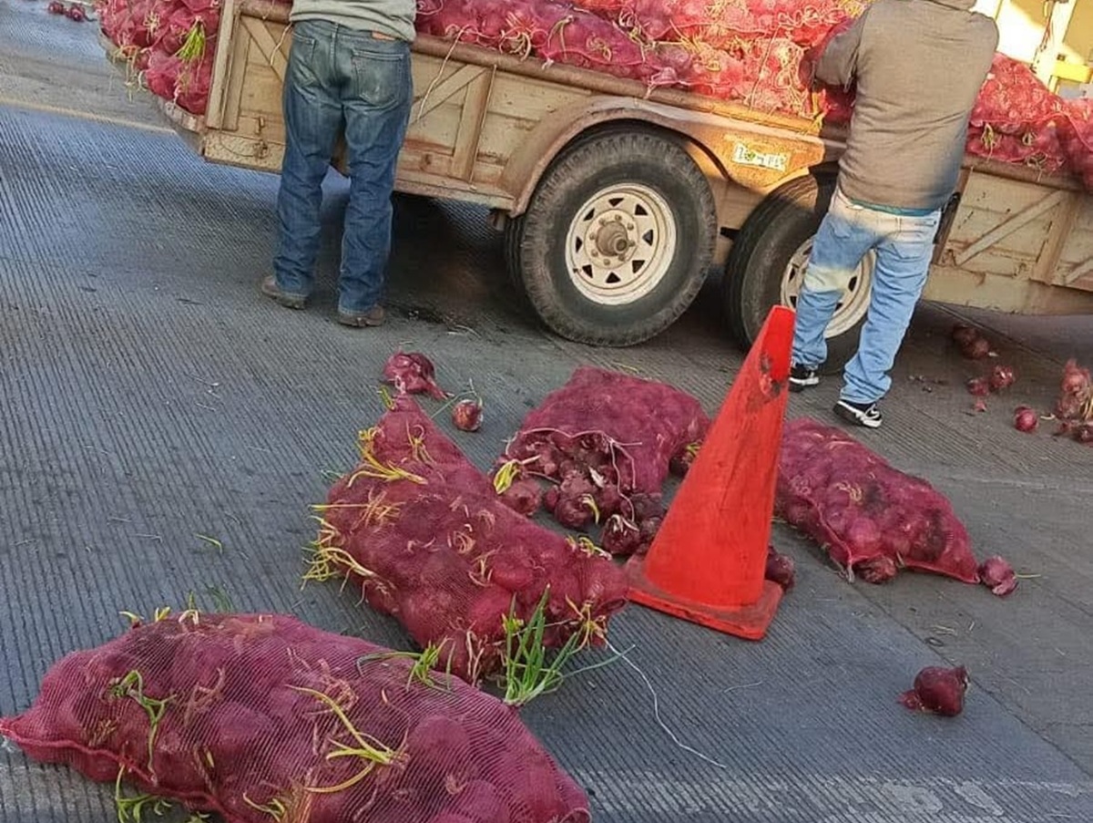Agricultores tiran cebollas y bloquean casetas de Zacatecas