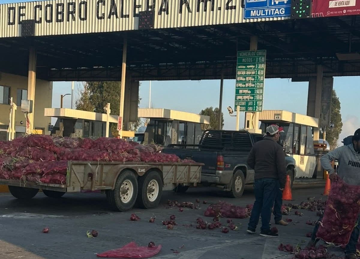 Agricultores tiran cebollas y bloquean casetas de Zacatecas