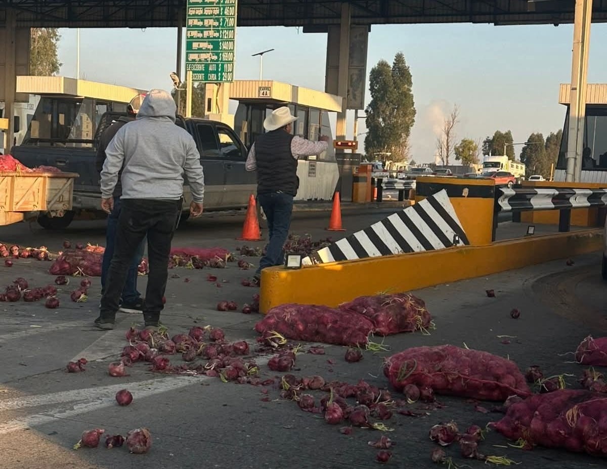 Agricultores tiran cebollas y bloquean casetas de Zacatecas