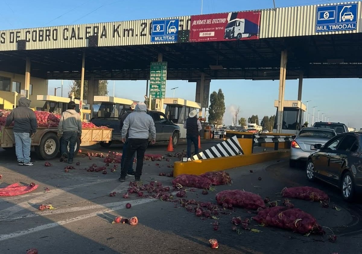 Agricultores tiran cebollas y bloquean casetas de Zacatecas