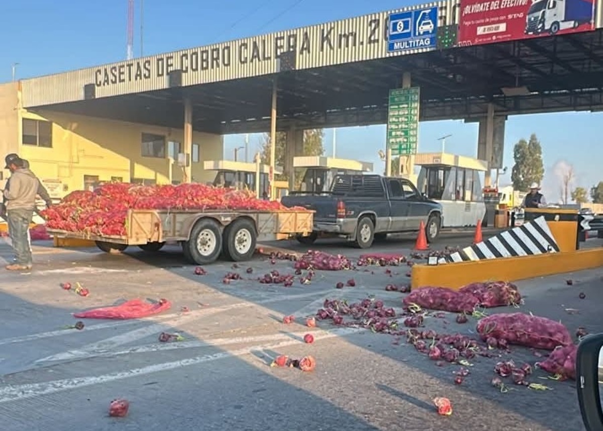 Agricultores tiran cebollas y bloquean casetas de Zacatecas